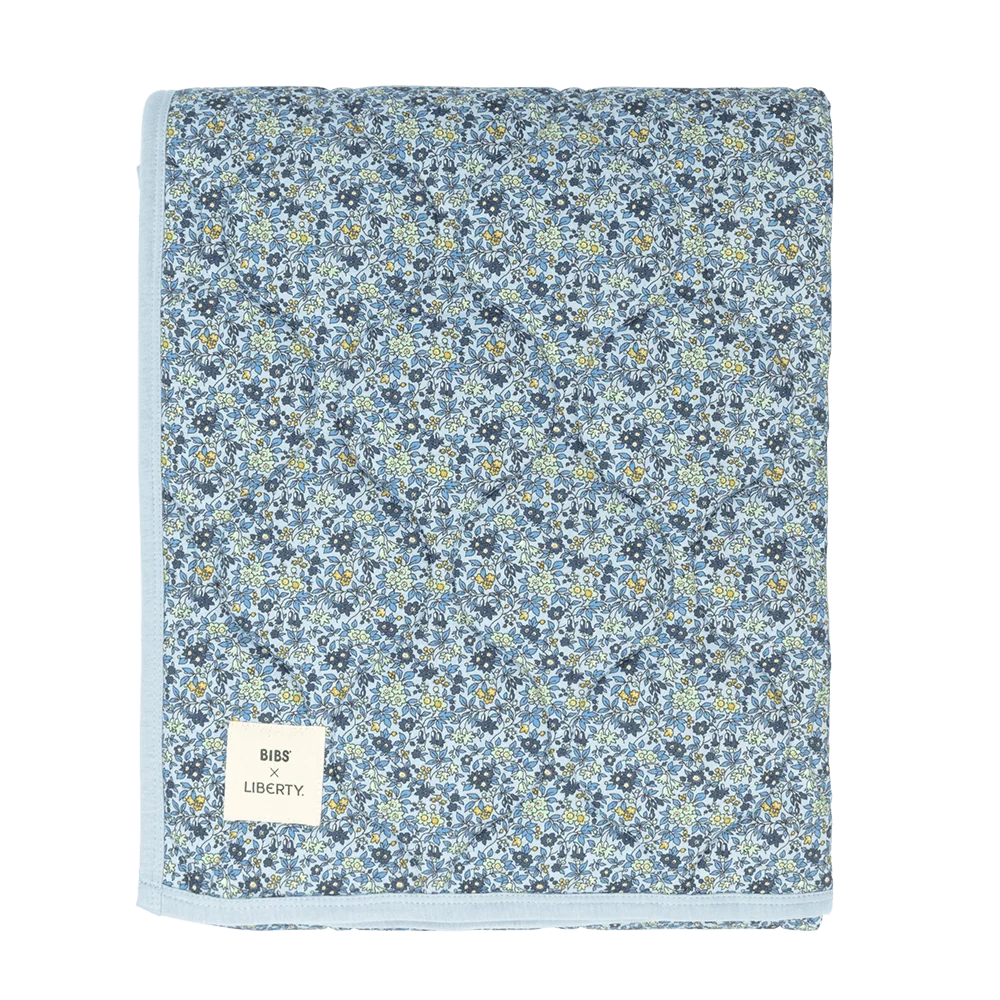 BIBS x LIBERTY prošivena dekica - Chamomile Lawn Baby Blue
