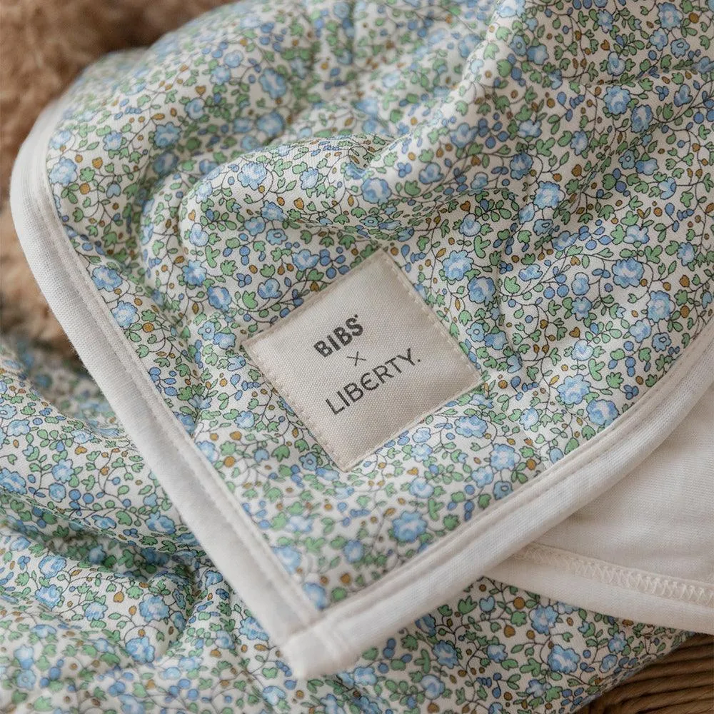 BIBS x LIBERTY prošivena dekica - Chamomile Lawn Baby Blue