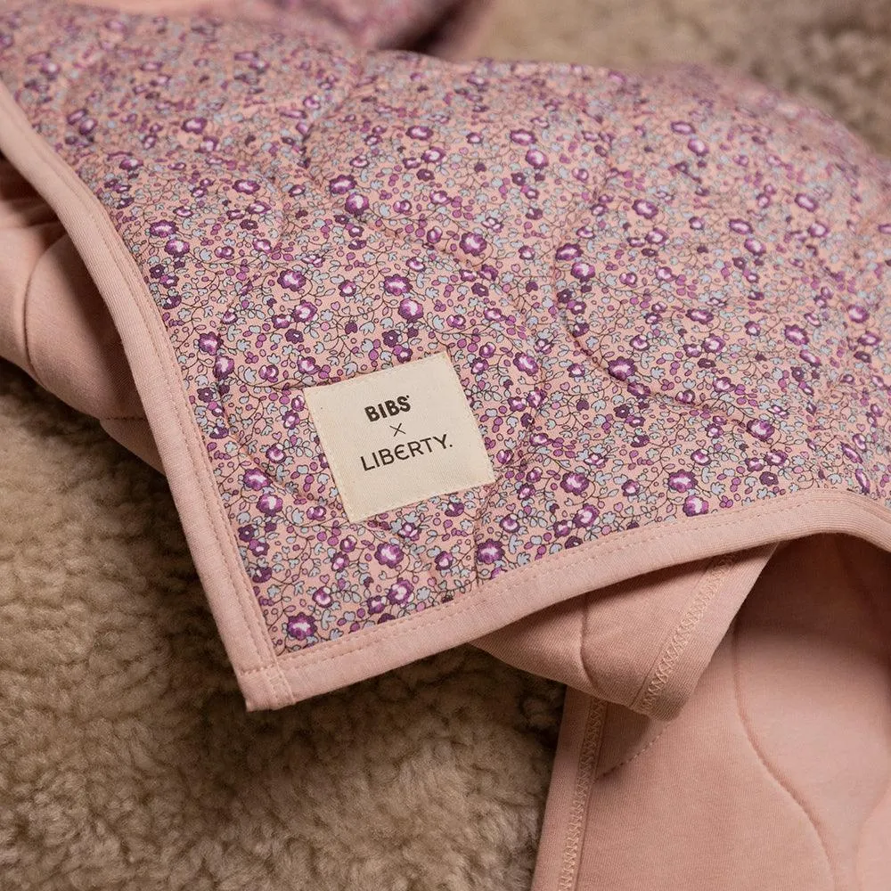 BIBS x LIBERTY prošivena dekica - Chamomile Lawn Baby Blue