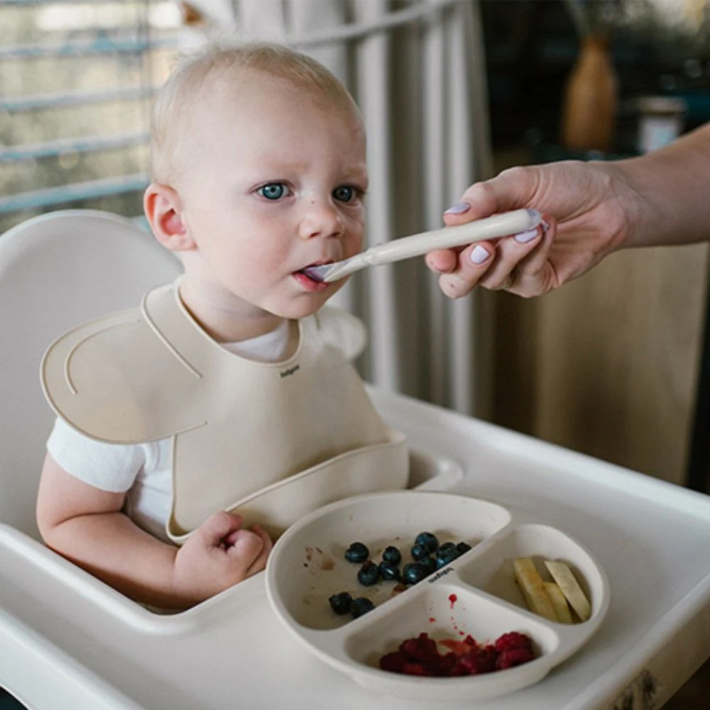 BabyOno Silikonski okrugli tanjur s odjeljcima i vakuumom 6 m+, bež
