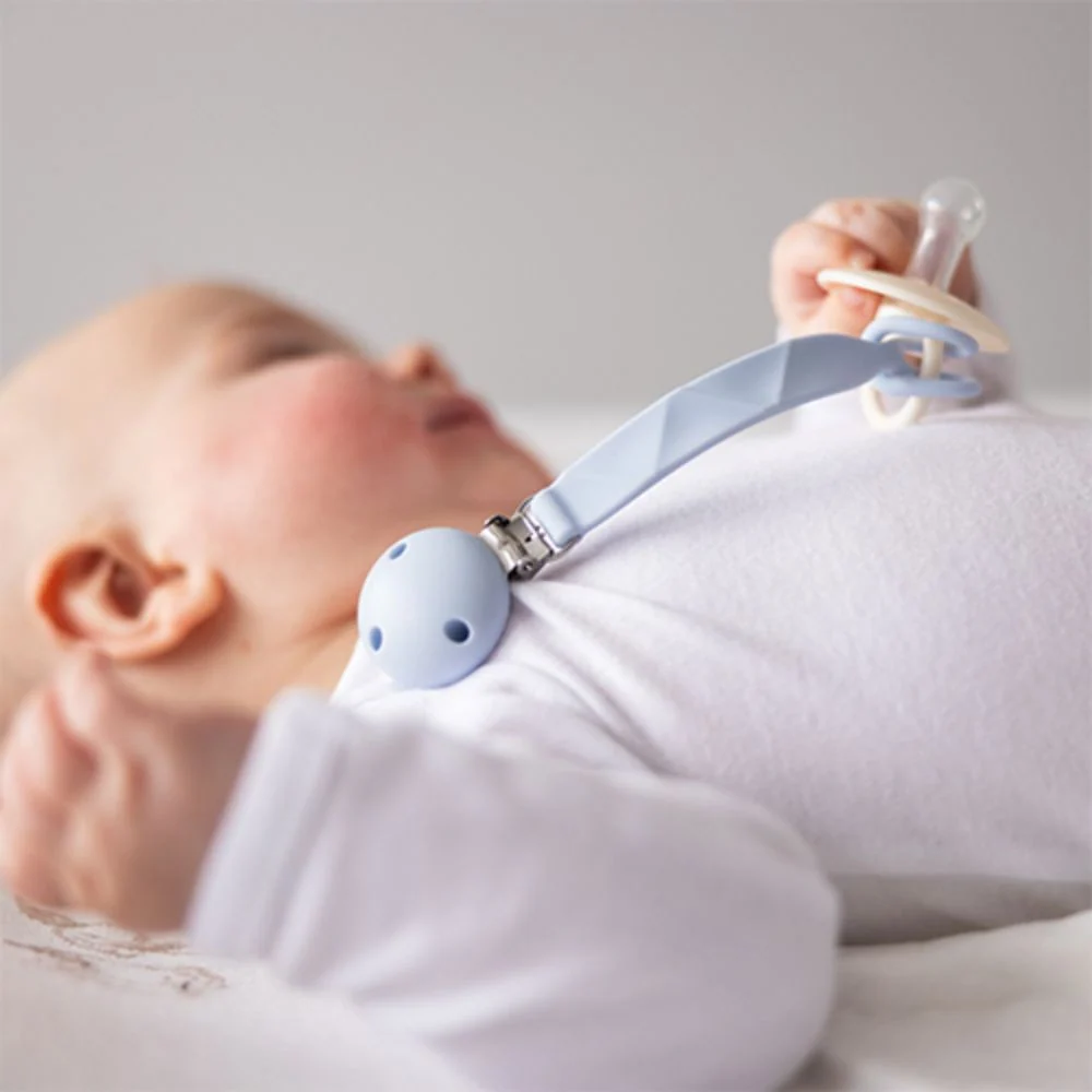 BabyOno Silikonski privjesak za dudu s kopčom, plava