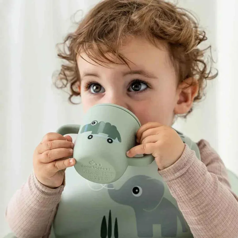 Done Deer® Silikonska šalica s poklopcem i ručkama Playground Green