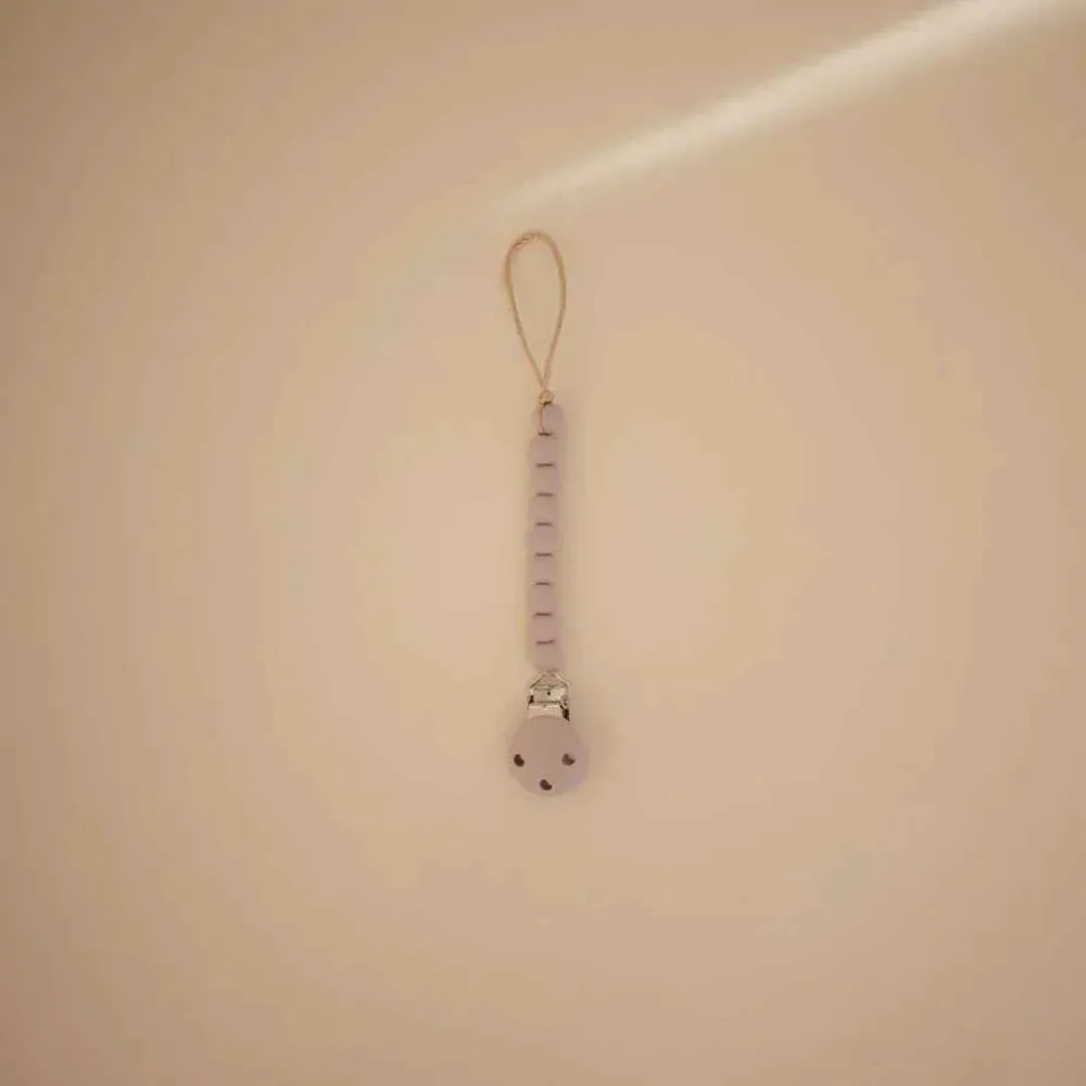 Mushie® Držalo za dudu Hera Soft Lilac