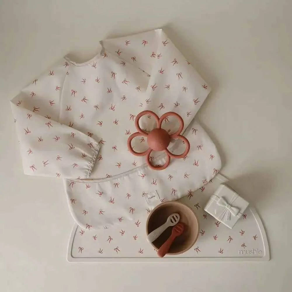 Mushie® Podbradak s rukavima Bows
