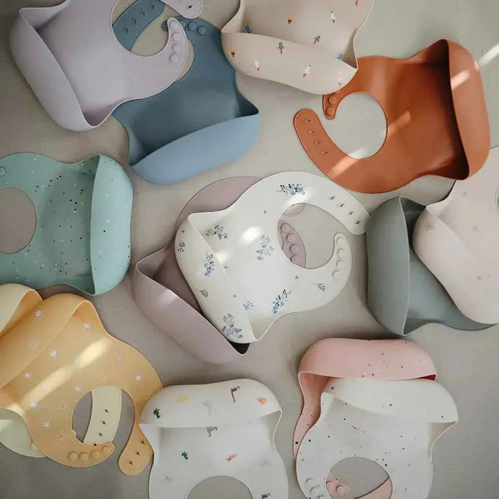 Mushie® Silikonski podbradnjak Cambridge Blue Confetti