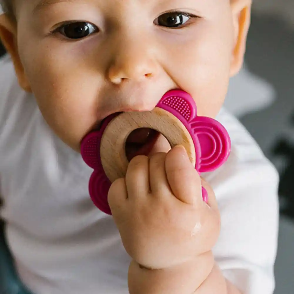 BabyOno Silikonsko drvena grickalica za zube Leptir, roza