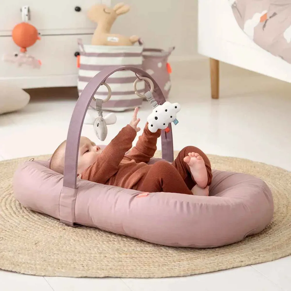 Done Deer® Aktivne viseće igračke 2 kom Happy Clouds Sand