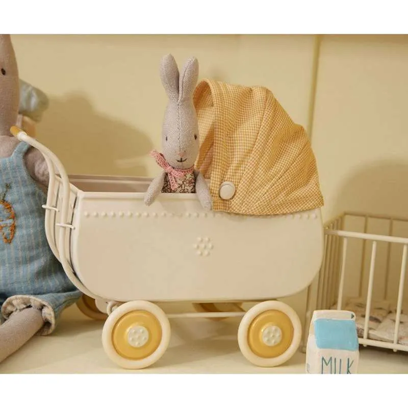 Maileg Vintage Kolica za bebe s posteljinom - Miniatura - Žuta