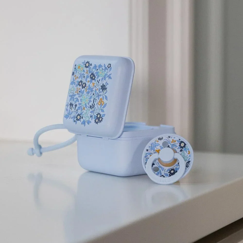 BIBS x LIBERTY Kutija za dudu - Chamomile Lawn Baby Blue