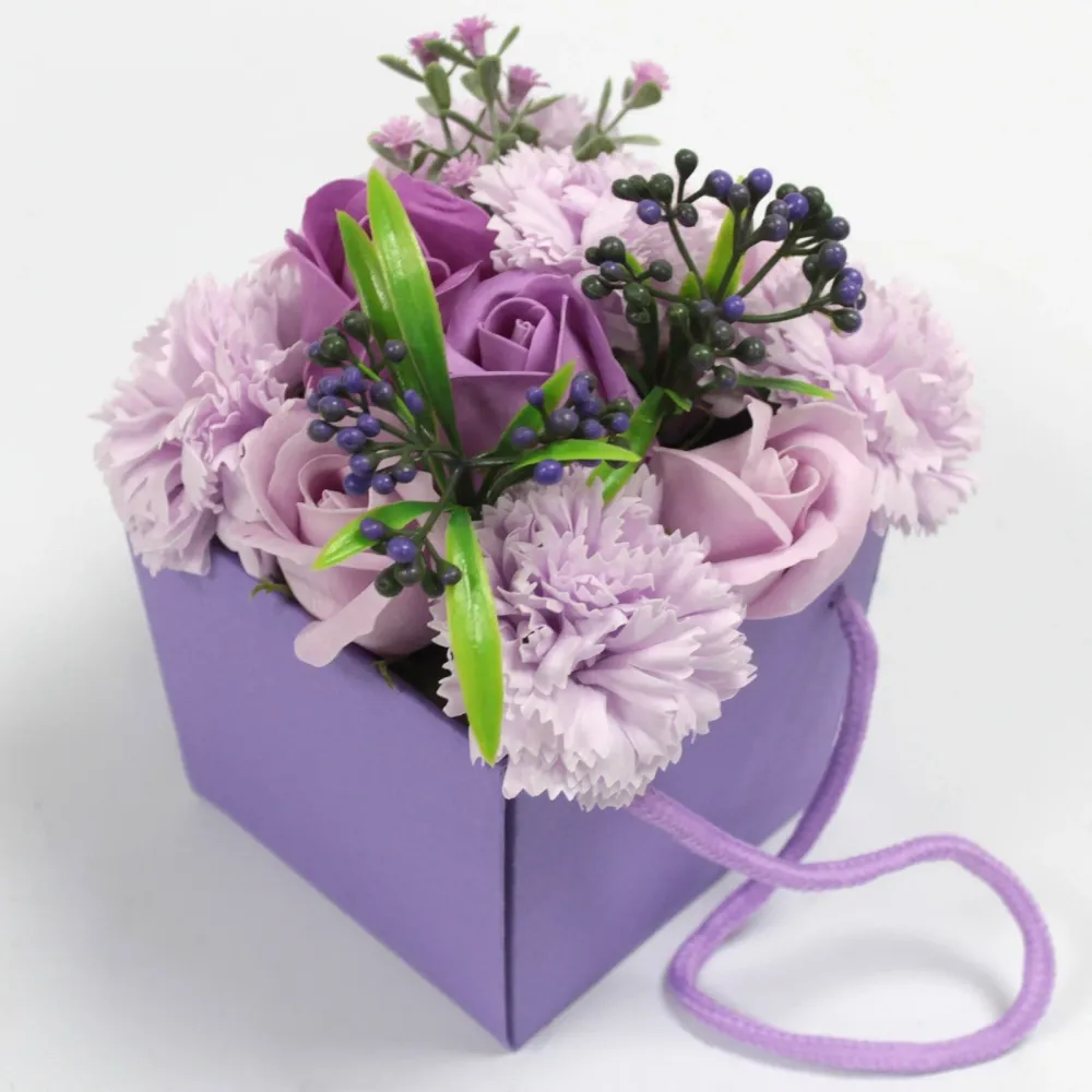 Buket sapunastih cvjetova, lavanda, ruž i karanfil