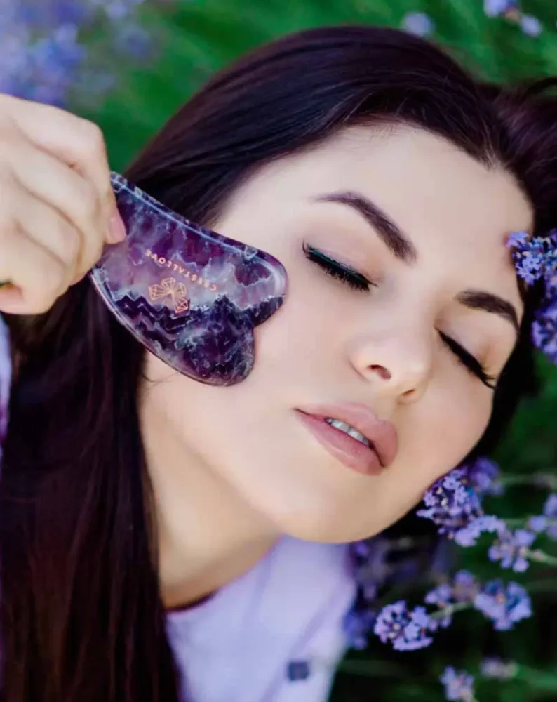 Crystallove ametist gua sha ploč za masažu lica za sklad i opuštanje