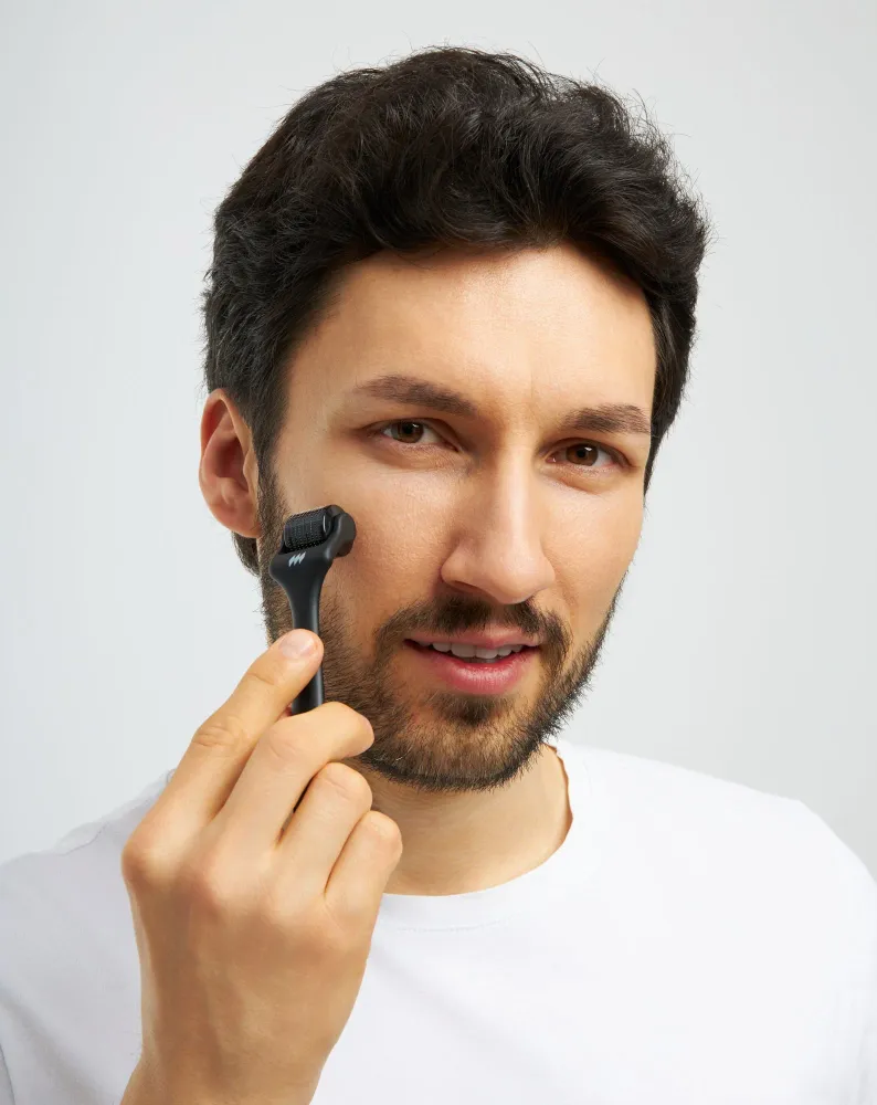 Derma valjak za bradu koji stimulira rast lica Monolit