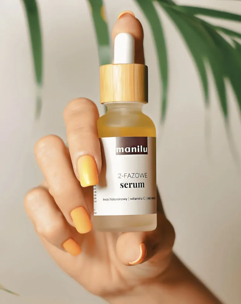 Manilu dvofazni noćni serum za suhu kožu s hijaluronskom kiselinom i vitaminom C