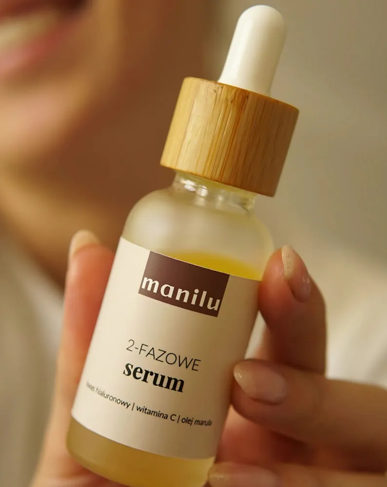 Manilu dvofazni noćni serum za suhu kožu s hijaluronskom kiselinom i vitaminom C
