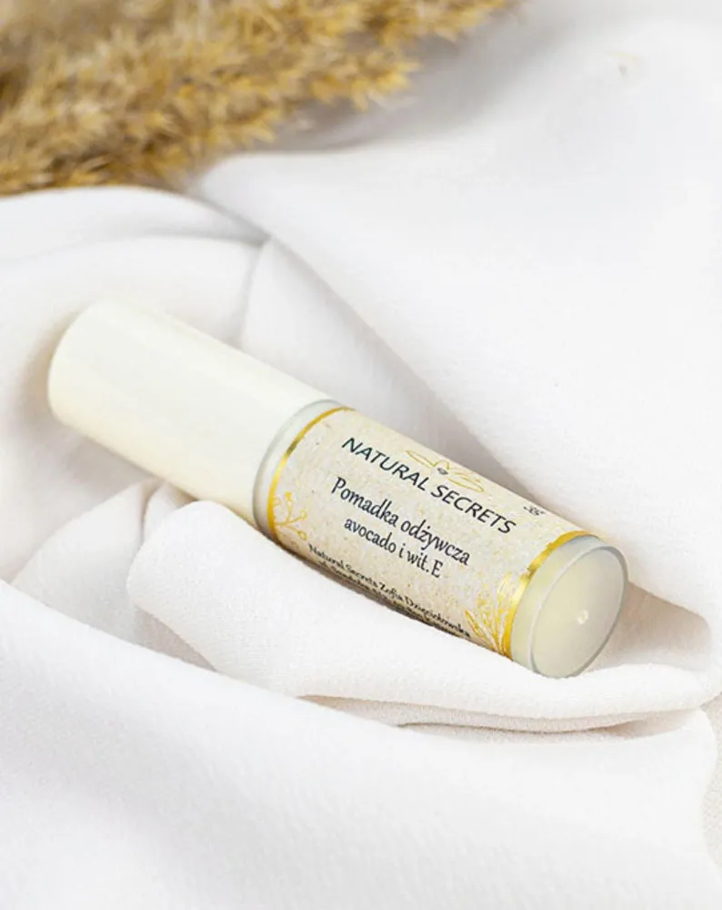 Natural Secrets Hranjivi ruž za usne s karite maslacem koji regenerira ispucale usne