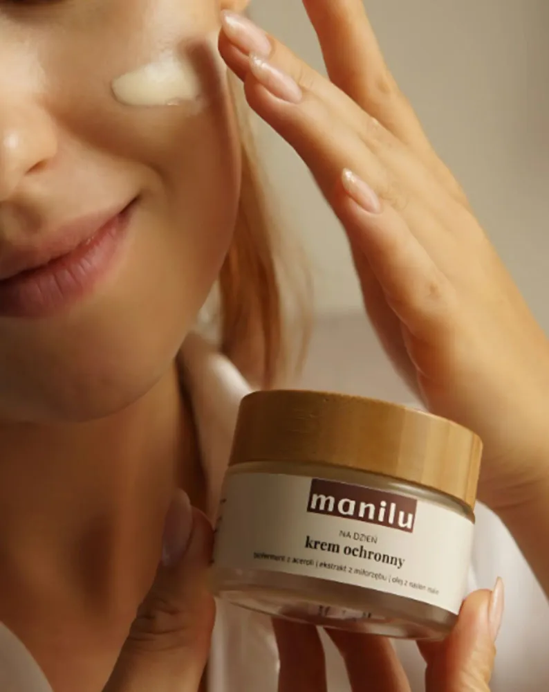 Zaštitna dnevna krema s karite maslacem, vitaminom C i uljem sjemenki maline Manilu