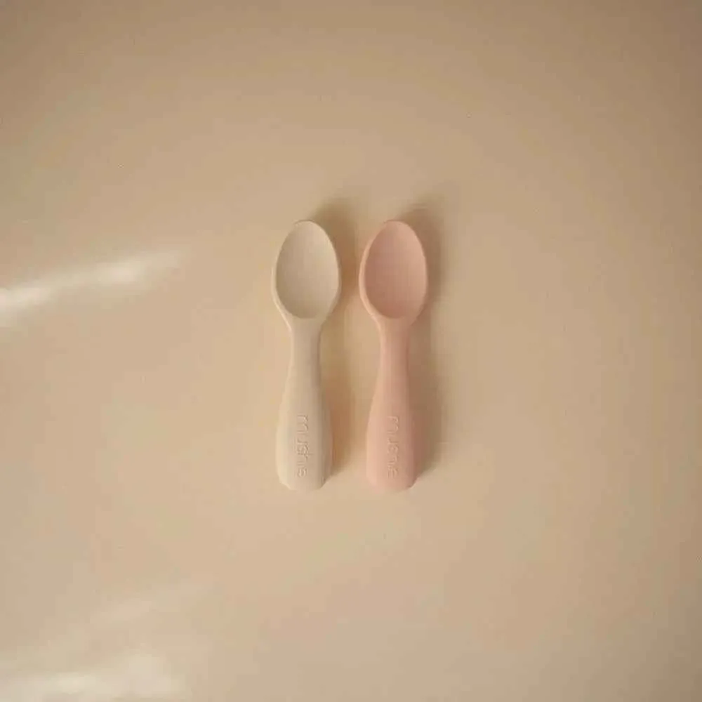 Mushie® Set dvije silikonske žličice Starter Blush/Shifting Sand