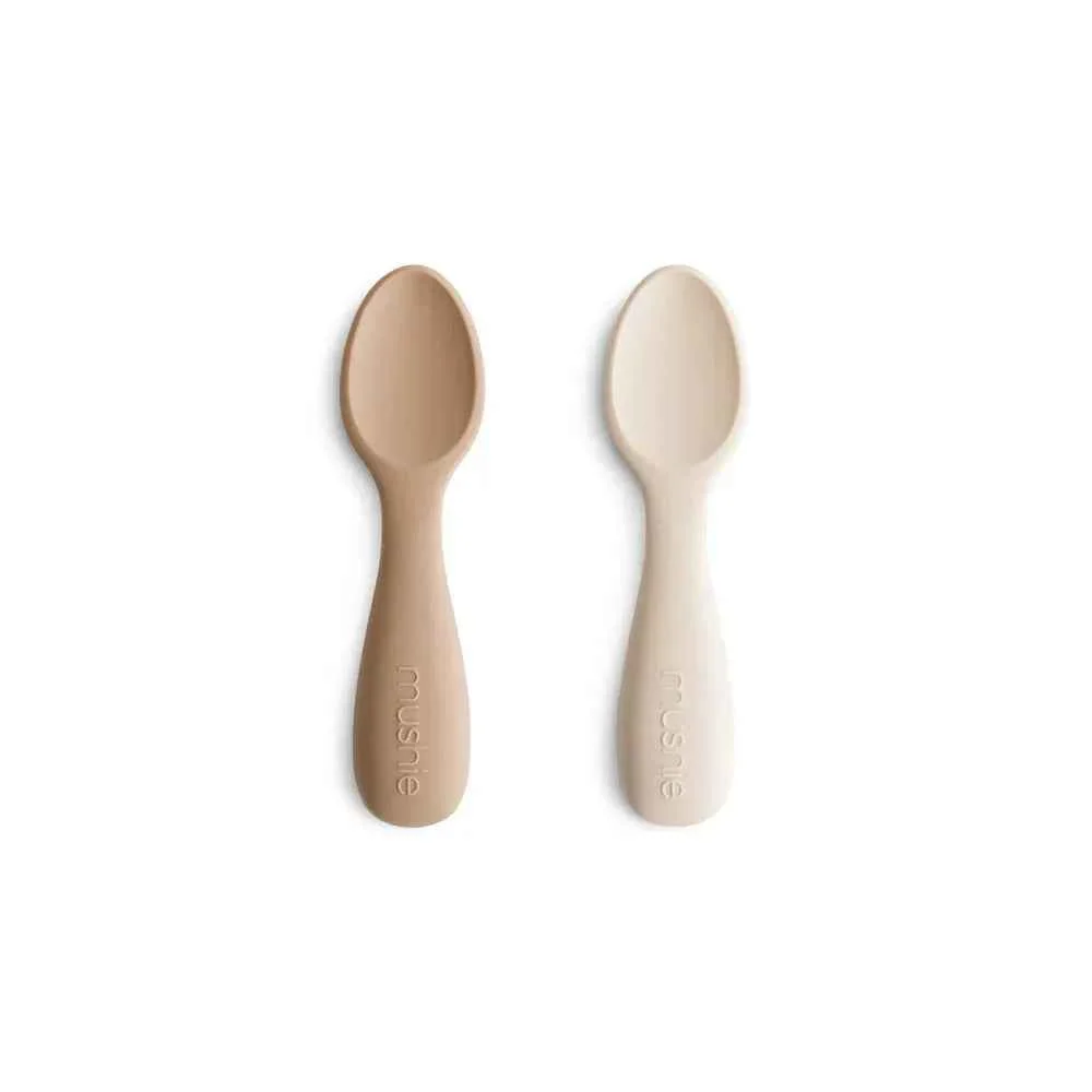 Mushie® Set od dvije silikonske žličice Starter Natural/Shifting Sand